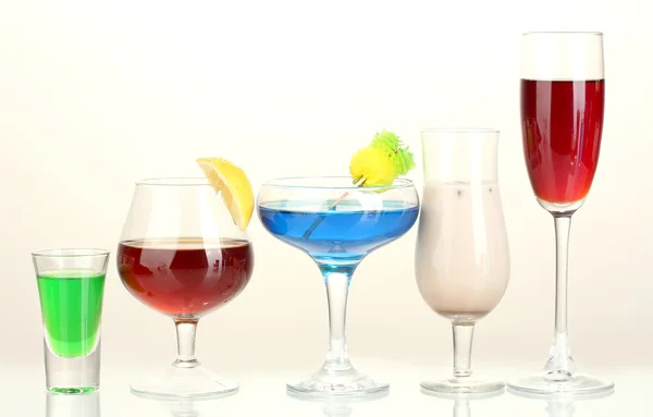 Una variedad de bebidas alcohólicas aisladas en blanco —  Fotos de Stock