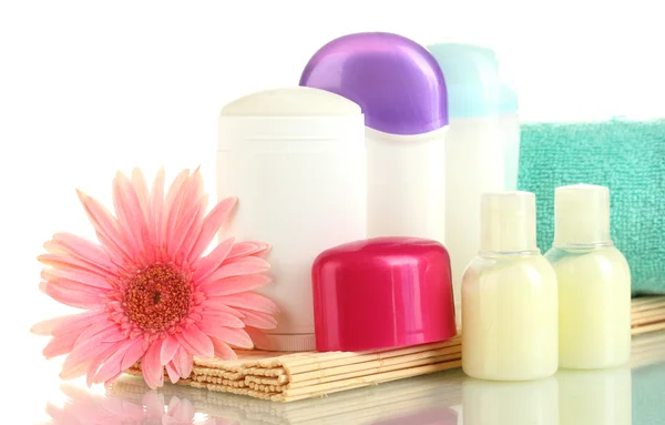 Deodorant och kosmetika flaskor med handduk isolerad på vit — Stockfoto