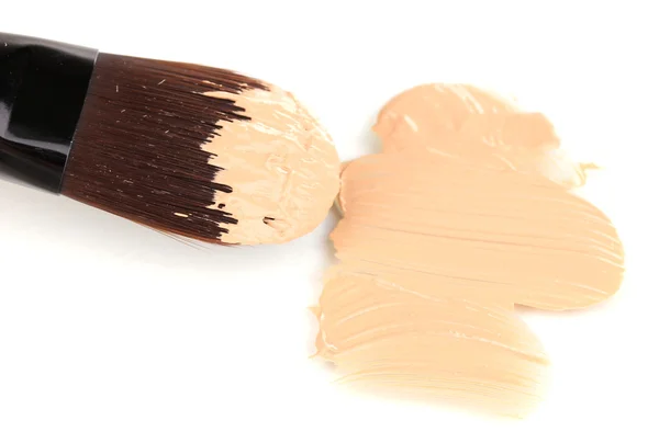 Base cosmética líquida y cepillo aislado en blanco —  Fotos de Stock