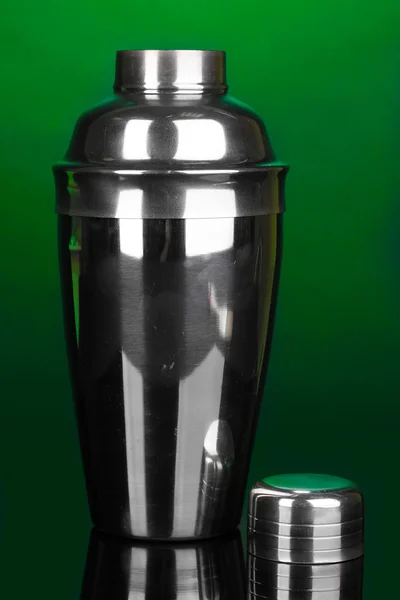 Cocktail shaker på grön bakgrund — Stockfoto