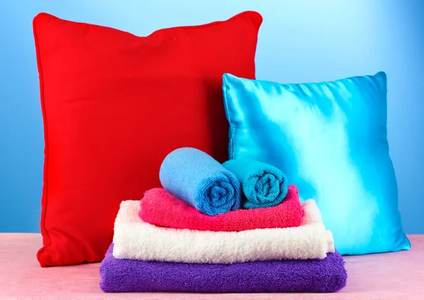 Kussens en handdoeken op blauwe achtergrond — Stockfoto