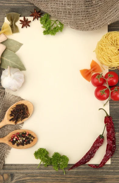 Papier voor recepten groenten en specerijen op houten tafel — Stockfoto
