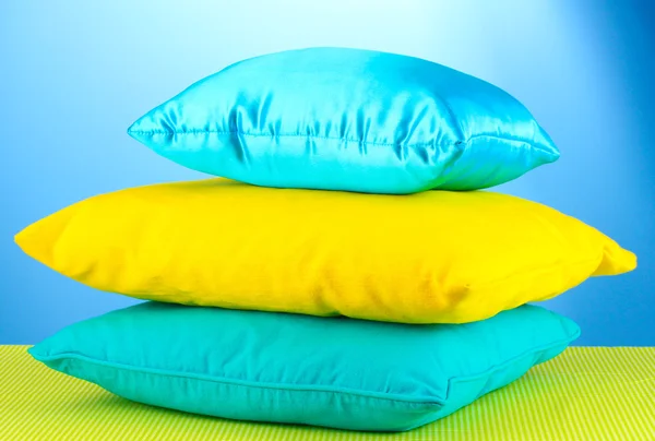 青い背景の枕 — ストック写真