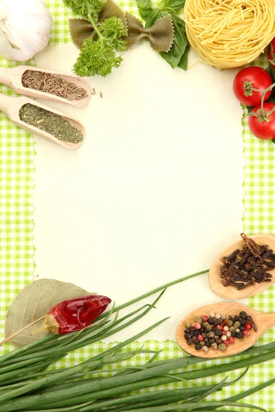 Carta per ricette, verdure e spezie su sfondo verde — Foto Stock