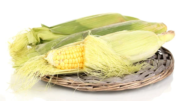 孤立在白色的柳条垫上新鲜玉米棒 — 图库照片