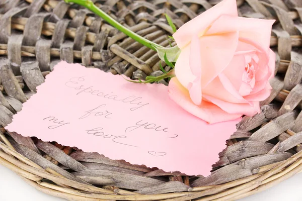 Nádherná růže na proutěné rohože s kartou izolovaných na bílém — Stock fotografie