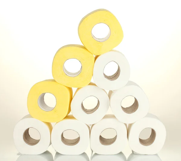 Rotoli di carta igienica isolati su carta bianca — Foto Stock