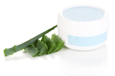 aloe vera üzerinde beyaz izole ile krem kavanoz