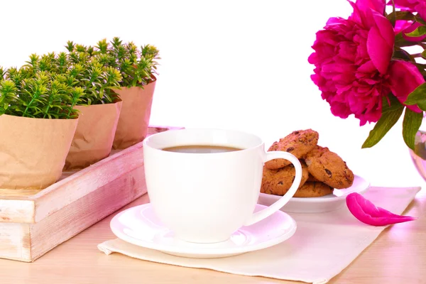 ถ้วยกาแฟ คุกกี้ และดอกไม้บนโต๊ะในคาเฟ่ — ภาพถ่ายสต็อก