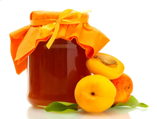 Aprikos sylt i en burk och söta aprikoser isolerad på vit — Stockfoto