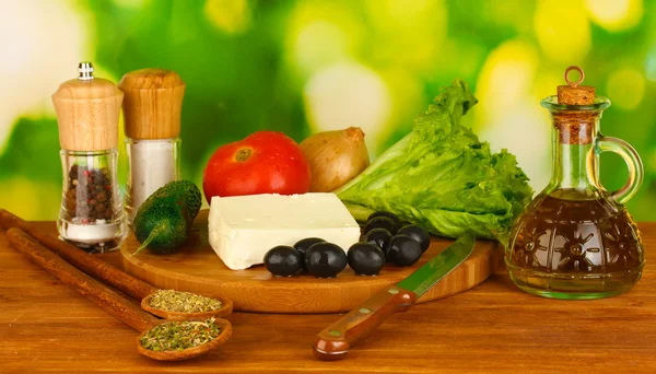Συστατικά για μια ελληνική σαλάτα σε πράσινο φόντο κοντινό πλάνο — Φωτογραφία Αρχείου