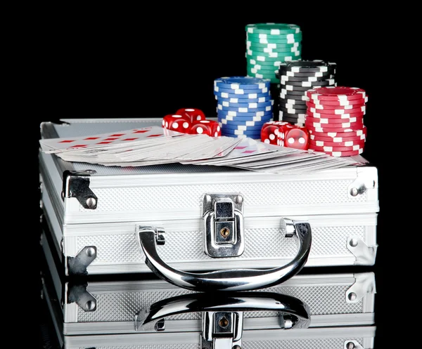 Poker impostato su un caso metallico isolato su sfondo nero — Foto Stock