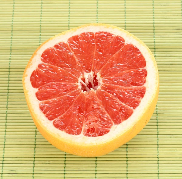 Mogen grapefrukt på servett isolerad på vit — Stockfoto