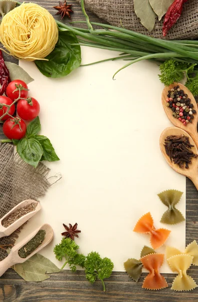 Carta per ricette verdure e spezie su tavolo di legno — Foto Stock