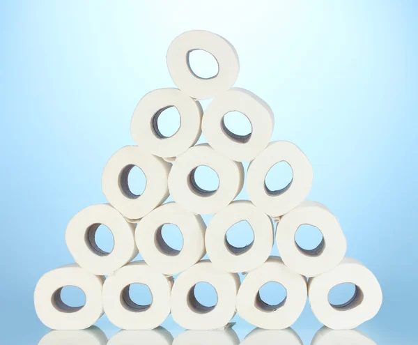 Ruller av toalettpapir på blå bakgrunn – stockfoto