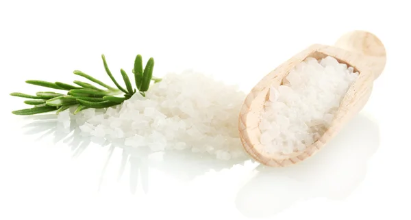 Соль со свежим розмарином изолированы на белом — стоковое фото
