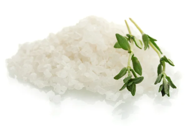 Sól ze świeżym tymiankiem na białym tle — Zdjęcie stockowe
