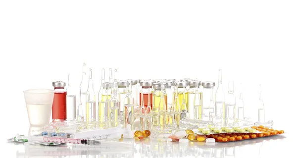 Strzykawki z medyczne ampułki i tabletki na białym tle — Zdjęcie stockowe