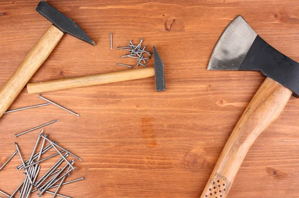 Набор инструментов и инструментов на деревянном фоне — стоковое фото