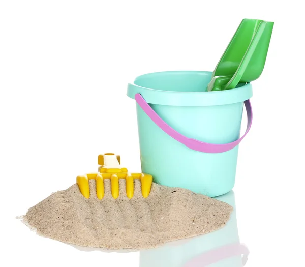 儿童沙滩玩具和孤立在白色的沙 — 图库照片