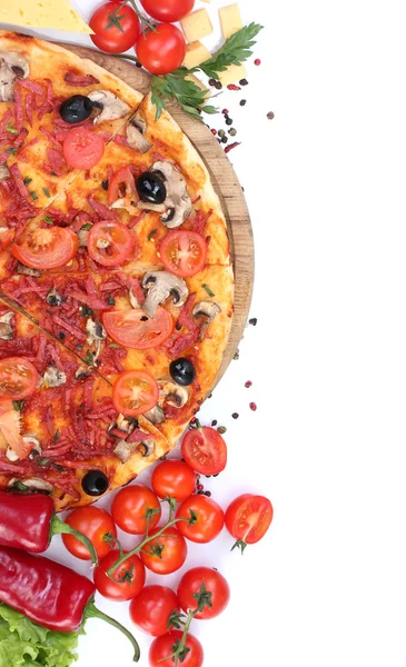 Délicieuse pizza, légumes et salami isolé sur blanc — Photo