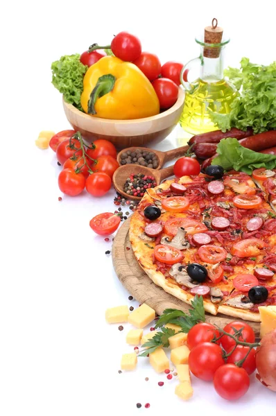 Heerlijke pizza, groenten en salami geïsoleerd op wit — Stockfoto