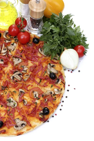 Heerlijke pizza en groenten geïsoleerd op wit — Stockfoto