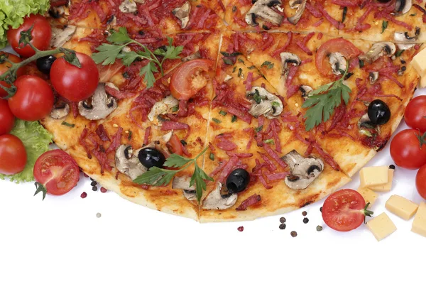 Deliciosa pizza e legumes isolados em branco — Fotografia de Stock