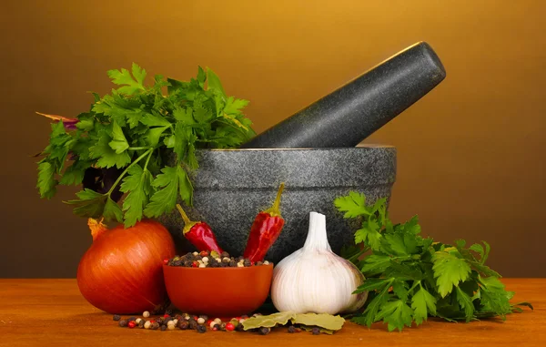 Uppsättning av ingredienser och krydda för matlagning på träbord på brun bakgrund — Stockfoto