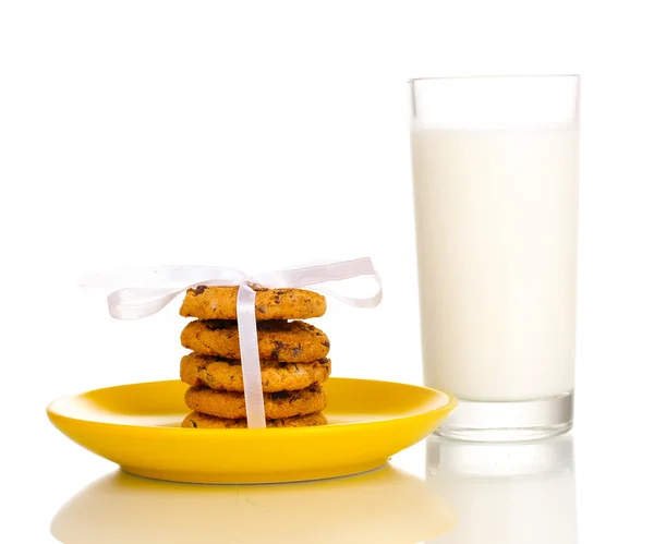 Склянка молока і печива ізольовані на білому — стокове фото