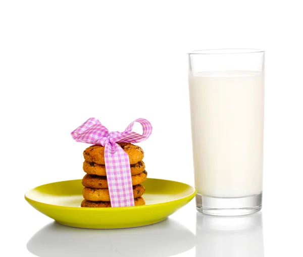 Ποτήρι γάλα και τα cookies που απομονώνονται σε λευκό — Φωτογραφία Αρχείου