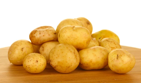 Молода картопля на обробній дошці на білому тлі крупним планом — стокове фото