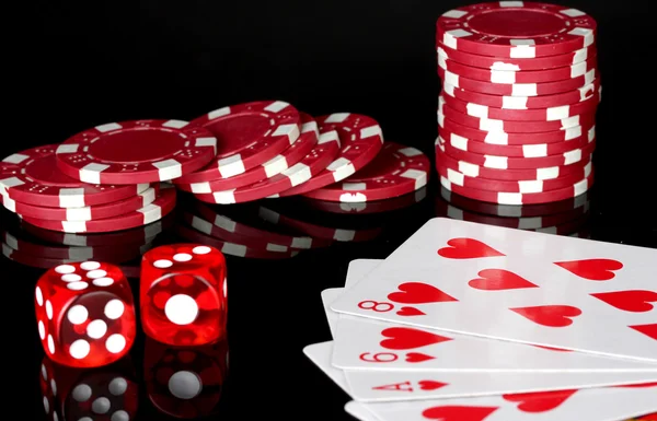 ポーカー用のチップとフラッシュし、黒の背景にサイコロ — ストック写真
