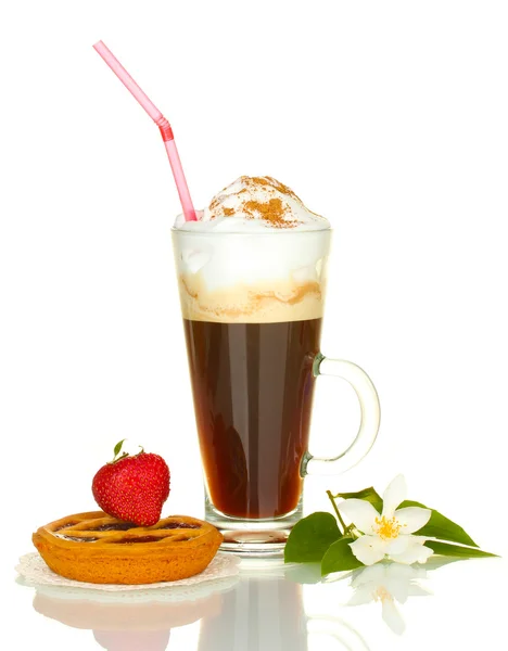 Kahve tart bardak altlığı peçete, çilek ve üzerinde beyaz izole çiçek ile kokteyl cam — Stok fotoğraf