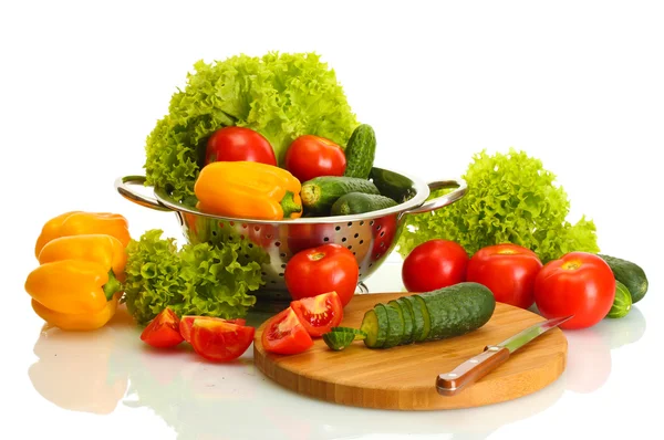 Świeże warzywa i nóż na cięcia pokładzie na białym tle — Zdjęcie stockowe