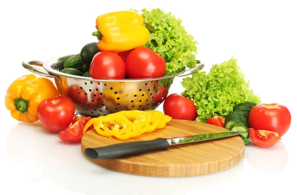 新鲜的蔬菜和刀子在砧板上白色隔离 — 图库照片