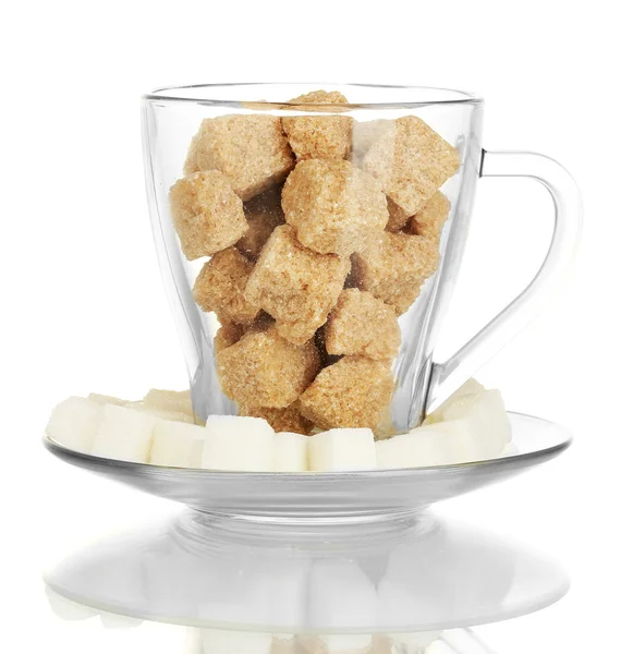 Sucre raffiné blanc et cubes de sucre de canne brun Lump dans une tasse en verre isolé sur blanc — Photo