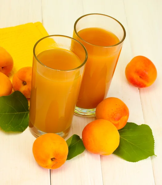 杏汁、 新鲜杏白色的木桌上的眼镜 — 图库照片