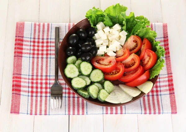 Saborosa salada grega no fundo de madeira branco — Fotografia de Stock