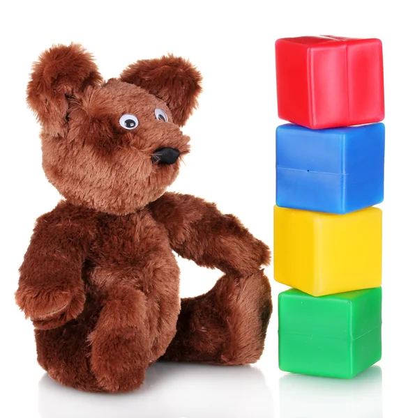 Seduto orso giocattolo e cubi di colore isolato su bianco — Foto Stock