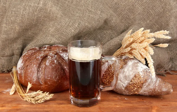 Sklo Kvas s chlebem na plátně pozadí detail — Stock fotografie