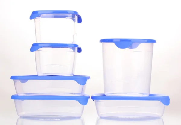 Recipientes de plástico para alimentos isolados a branco — Fotografia de Stock