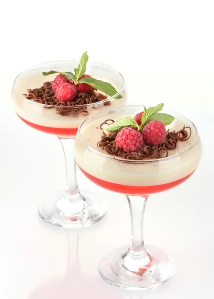 Gelatina di frutta con cioccolato e lamponi in bicchieri isolati su bianco — Foto Stock