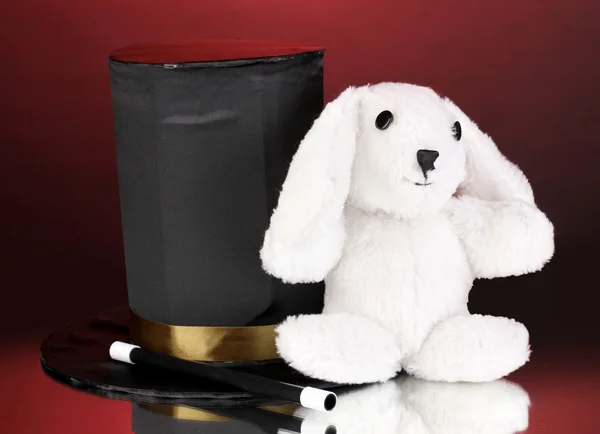 Bunny a černým cylindrem na červeném pozadí — Stock fotografie