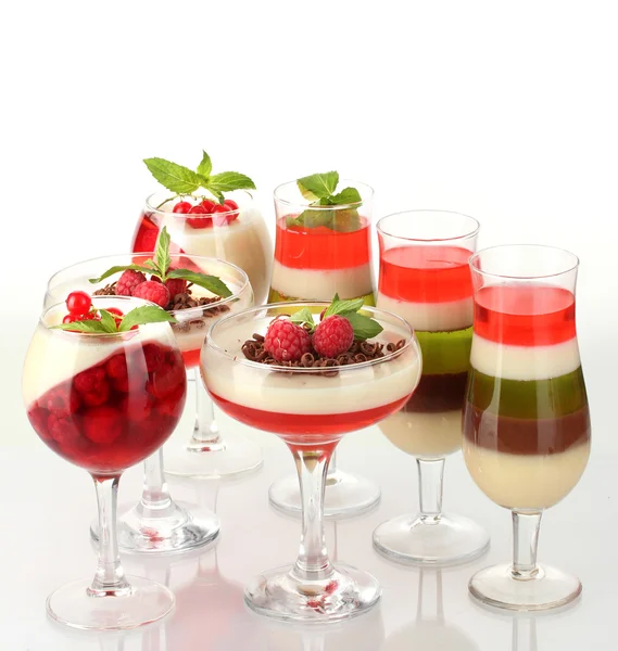 Galaretka z czekoladą i pberries w okularach na białym tle — Zdjęcie stockowe