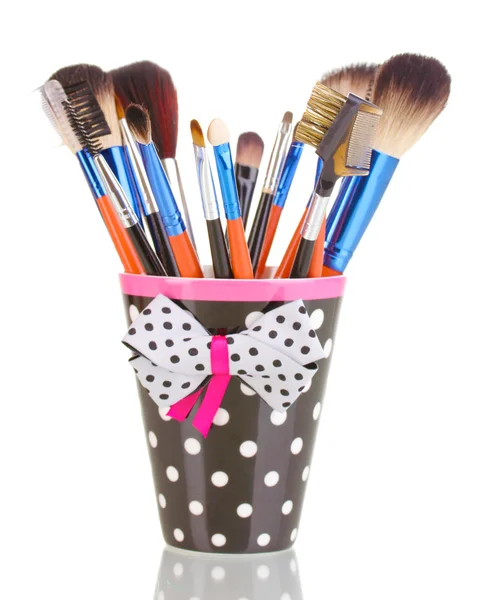 Makeup børster i en sort polka-prik kop isoleret på hvid - Stock-foto