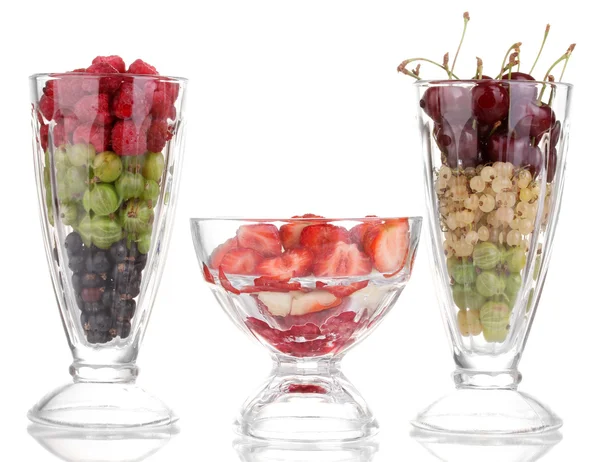 Frutos y bayas mezclados en vasos aislados en blanco — Foto de Stock