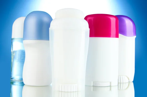 Desodorante sobre fondo azul —  Fotos de Stock