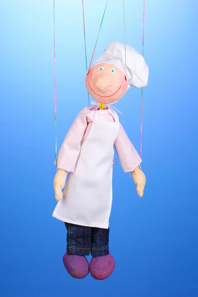 Marionnette en bois comme cuisinier sur fond bleu — Photo