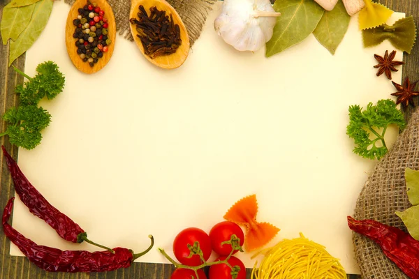 レシピ野菜とスパイス木製テーブルの上の紙 — ストック写真
